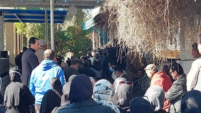 إيداع جثمان عم كامل عيد شاعر المقاومة الشعبية إلى مثواه الأخير في مقابر الأسرة ببورسعيد | صور