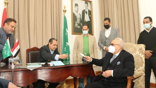 أبوشقة يتقدم بأوراق