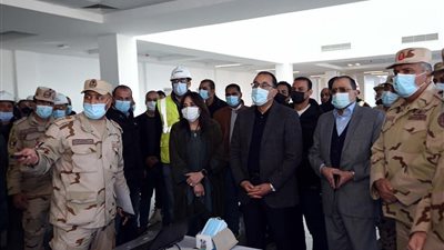 مدبولي يتفقد أول فرع لبنك يقدم خدمات مصرفية في العاصمة الإدارية