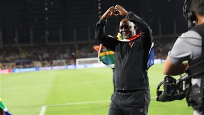 موسيماني يحاضر لاعبي الأهلي قبل خوض المران الأخير استعدادًا لمواجهة الهلال السوداني