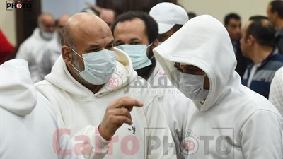 شال إيطالي ومحادثات ثنائية وكمامات طبية.. حسن راتب وعلاء حسانين يظهران بزي السجن في قضية الآثار الكبرى