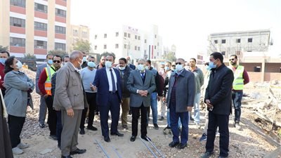محافظ المنيا يتفقد مشروعات حياة كريمة داخل قرى أبو قرقاص