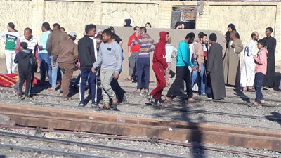 قطار يدهس شخصًا فور خروجه من محطة كوم أمبو