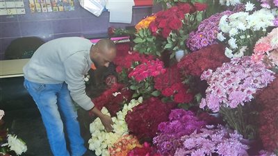 يا ورد مين يشتريك.. إقبال كبير على محلات الورود تزامنًا مع الفلانتين في الغردقة | فيديو وصور