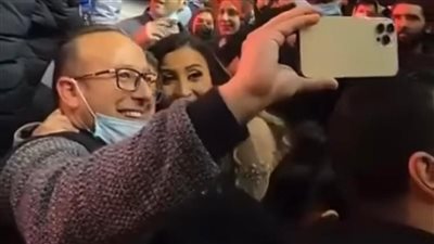 الجمهور يلتف حول دينا الشربيني بعد عرض أحفاد ريا وسكينة بموسم الرياض