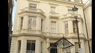 سعره 31.5 مليون جنيه إسترليني ويضم قاعة سينما ومسبحًا..  شرفة منزل بيكهام مُهددة بالانهيار