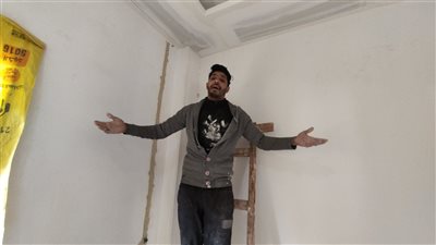 صوته مش محتاج مايك.. أحمد صنايعي جبس في المنوفية بالنهار ويغني بالليل | فيديو