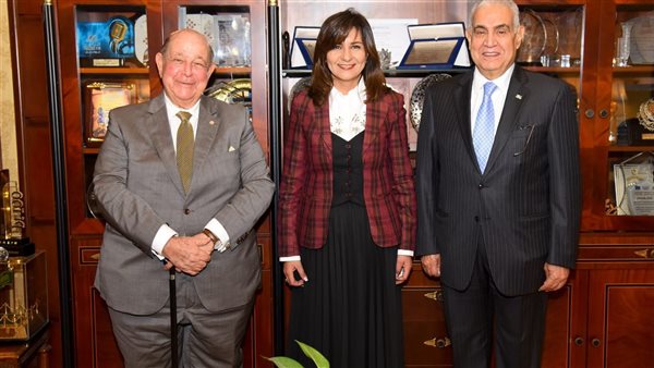 وزيرة الهجرة مع وفد