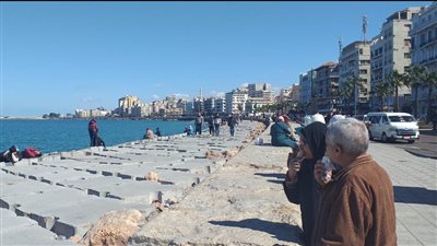 الفلانتين فى الإسكندرية.. قعدة حلوة على الكورنيش ترمم العظم بعد ساقعة طوبة 