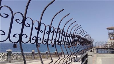 على غرار جسر الفنون في باريس.. أقفال الحب تُزين كوبري ستانلي بالإسكندرية | بث مباشر