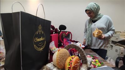 فتاة تبتكر أحدث هدايا عيد الحب بالمنوفية: زمن الورد راح وبعمل بوكيهات حلويات وأكل| بث مباشر