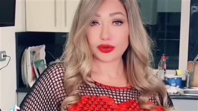 ليلى علوي تحتفل بعيد الحب بإعادة تصوير مشهدها في حب البنات | فيديو