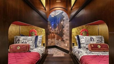 11 حماما وقطار بخار.. منزل في فلوريدا يحتوي على ضريح لهاري بوتر في الطابق السفلي | صور