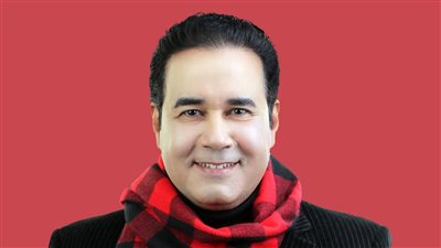 نجم التسعينيات أحمد جمال يعود للساحة الغنائية بـ لمستي قلبي | فيديو 