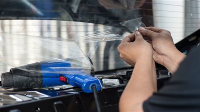 بيكربونات الصودا.. 5 طرق لإزالة ملصقات زجاج السيارة دون أثر