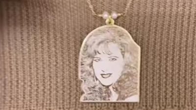 تزامنًا مع عيد الحب.. ميرفت أمين ترتدي قلادة تحمل صورة دلال عبد العزيز | فيديو جراف