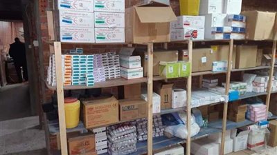 ضبط كميات كبيرة من المستلزمات الطبية مجهولة المصدر داخل مخزن بالسلام