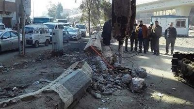 إزالة سور خرساني في الطريق الموازي لـ الزقازيق – بلبيس بالشرقية