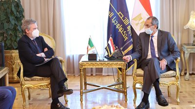  وزير الاتصالات يبحث مع سفير إيطاليا بالقاهرة سبل تعزيز التعاون المشترك | صور