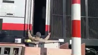 قائد قطار يوقفه للاشتباك مع سائق توك توك في قنا | فيديو