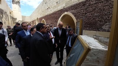 محافظ البحيرة وقنصل فرنسا يتفقدان قلعة قايتباي بمدينة رشيد