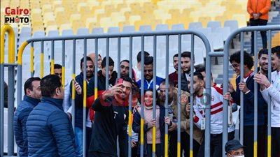 أبو جبل يلتقط سيلفي مع جماهير الزمالك داخل استاد برج العرب قبل مباراة سموحة | فيديو