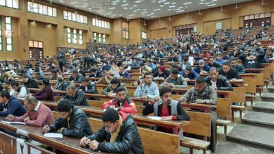 ما يقرب من 3 آلاف شاب ينتهون من أداء الاختبارات التحريرية لشغل وظيفة محصل وقارئ بمياه سوهاج|صور