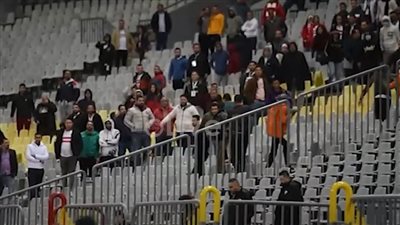 خلال الخروج من الملعب.. جماهير الزمالك تصب غضبها على لاعبي الفريق بعد خسارتهم أمام سموحة | فيديو