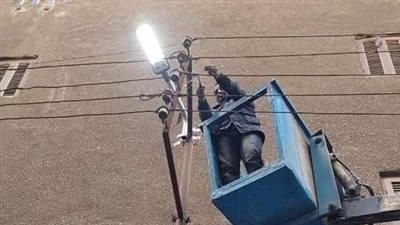 رفع كفاءة الإنارة بمحيط مساكن حي راشد وجمعية النقل في غرب سوهاج|صور