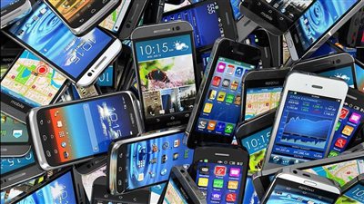 5 وكلاء يتحكمون في السوق.. تجار يكشفون أسباب ارتفاع أسعار الهواتف المحمولة | بث مباشر