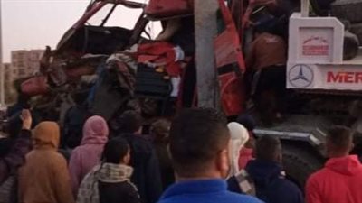 تصادم سيارتين نقل بالطريق الأوسطي | صور