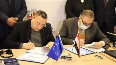 اتفاقية تعاون بين جامعة الإسكندرية والغرفة التجارية لإنشاء محطة طاقة شمسية بكلية الهندسة