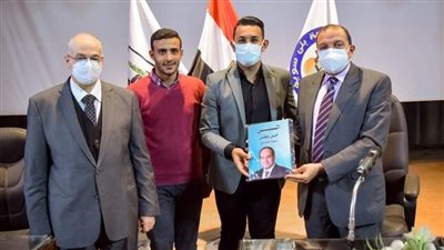 رئيس جامعة بني سويف يلتقي أعضاء اتحادات الطلاب ورئيس الاتحاد يهديه كتاب 