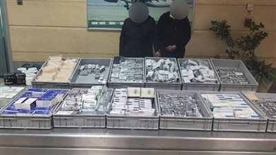 بقيمة 21 مليون جنيه.. إحباط محاولة تهريب مليون قرص مخدر بحوزة سيدتين| صور