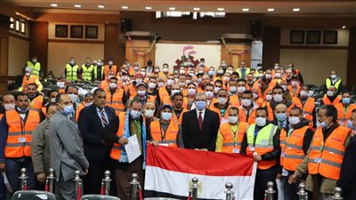 وزير القوى العاملة يسلم 13 ألف وثيقة تأمين تكافلي للعمالة غير المنتظمة بإحدى شركات المقاولات