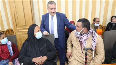 بينها حالات نشر قصصها القاهرة 24.. محافظ المنوفية يسلم 26 حالة إنسانية مساعدات غذائية ودوائية