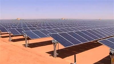 الحكومة تتلقى عرضًا إماراتيًا لتنفيذ مشروع لتوليد الكهرباء من الطاقة الشمسية 