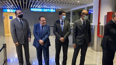 أعضاء السفارة المصرية في العاصمة الزامبية يستقبلون بعثة فريق بيراميدز