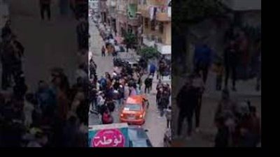 ماسكها من شعرها والناس بتتفرَّج.. عريس يسحل عروسه بفستان زفافها في شوارع الإسماعيلية| فيديو