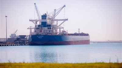 السفينة CL LIUZHOU تغادر ميناء السخنة بعد تفريغ أكبر حمولة صب جاف