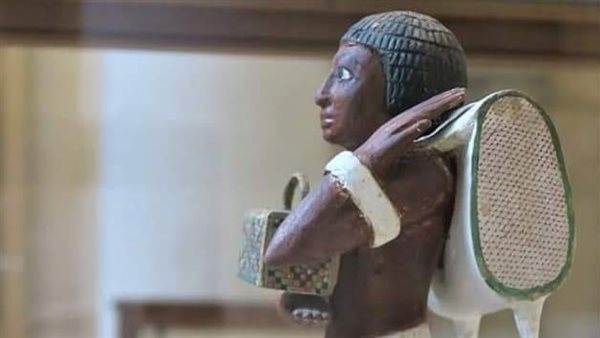 تمثال على ظهره شنطة