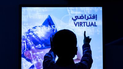 بالواقع الافتراضي.. إكسبو دبي يوفر لزواره رحلات فضائية وجولات في الأزمان القديمة │ صور