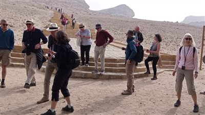 وفد إنجليزي يزور منطقة آثار بني حسن بالمنيا