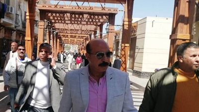 محافظ أسوان يعزل رئيس حي غرب.. ويأمر بضبط حنطور
