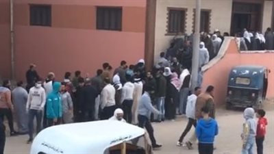 توافد أهالي برج البرلس لتقديم واجب العزاء في وفاة 6 صيادين غرقًا بالبحر المتوسط | بث مباشر