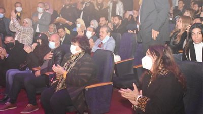 وزيرة الثقافة تشهد العرض المسرحي وحشنا في أكاديمية الفنون | صور