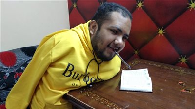 شاب بالمنوفية ولد بدون أطراف: عشت يتيمًا وحصلت على الليسانس وحلمي أكون مذيعًا| فيديو