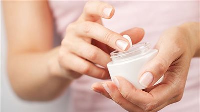 تسبب احمرار وتورم.. هيئة الدواء تحذر من سوء استخدام مستحضرات تفتيح الجلد | بث مباشر