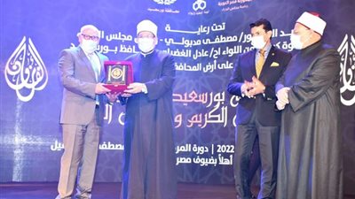 الغضبان يهدي وزير الأوقاف درع محافظة بورسعيد تقديرًا لدوره البارز في نشر الفكر الوسطي