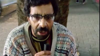 مشرد في شارع فيصل يستغيث: دكتور أعطاني حقنة غلط جعلتني قعيد.. ونفسي أقف على رجلي | فيديو